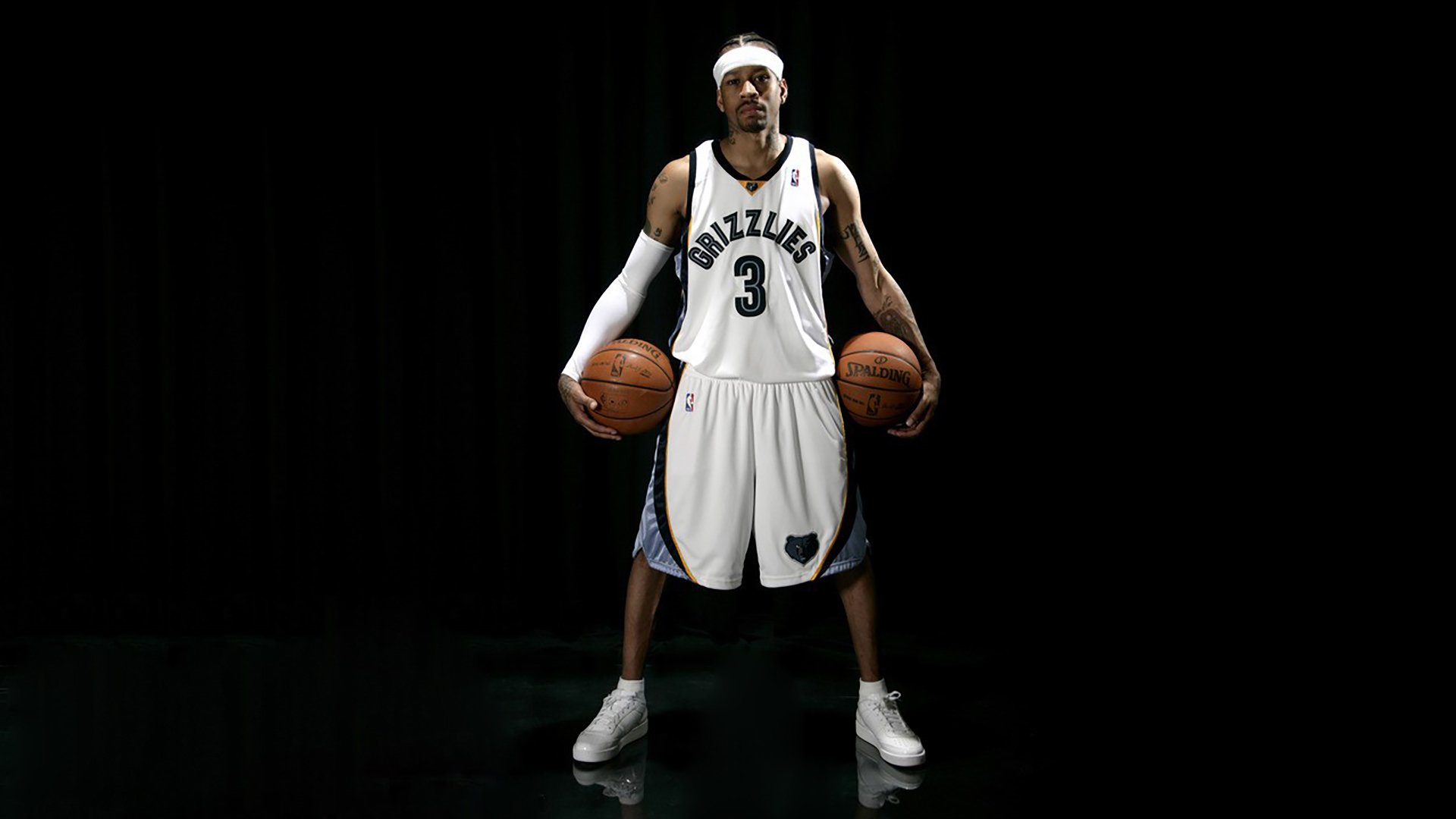 全黑队传球与突破一气呵成，敌方防线被频频突破，全黑队战舞